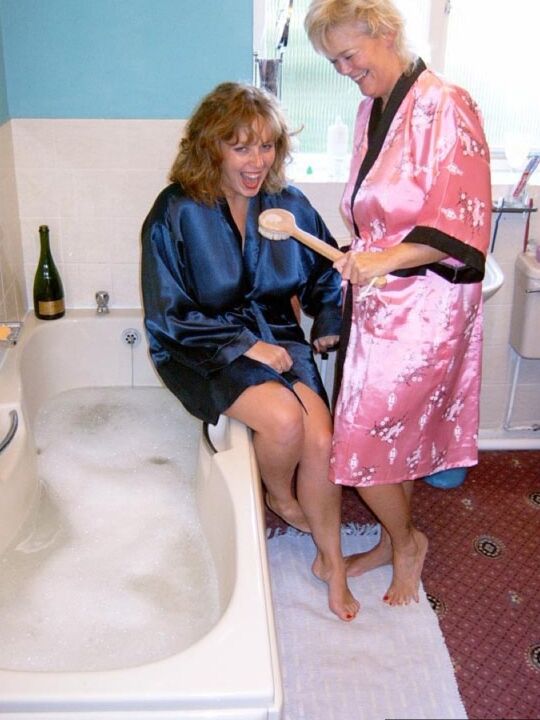 Die 20P britische Lesbe Curvy Claire und ihr Liebhaber ziehen ihre Roben aus, bevor sie gemeinsam baden