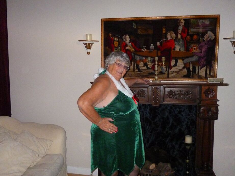 20P Fat UK nan Grandma Libby gets completely naked before masturbating with a toy