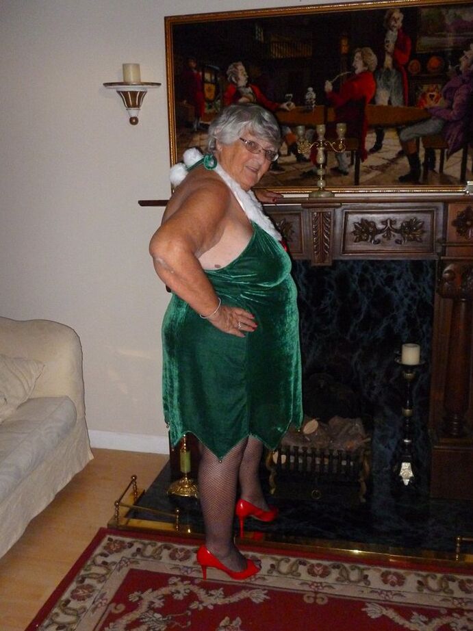 20P Fat UK nan Grandma Libby gets completely naked before masturbating with a toy