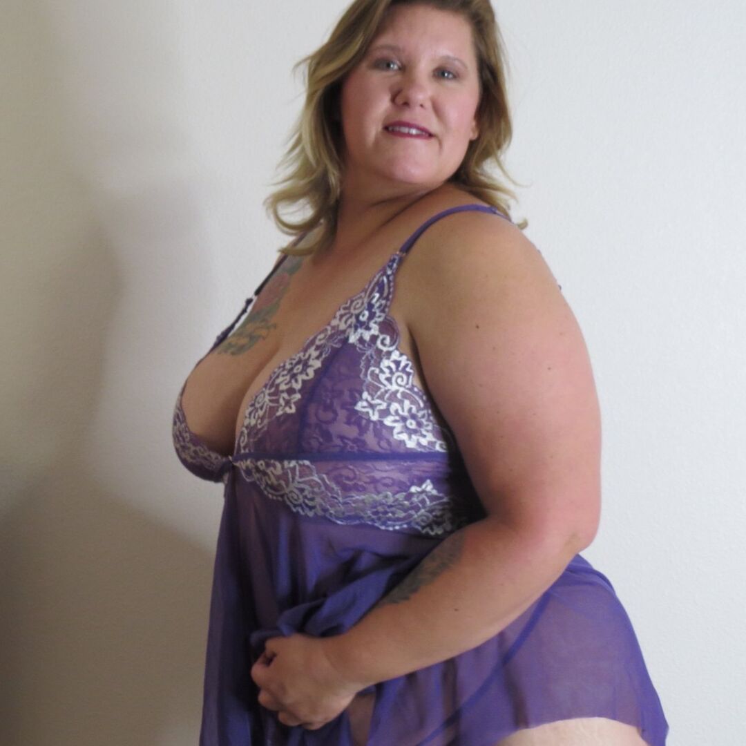 20P A gorda amadora Busty Krisann tira a lingerie antes de ficar nua contra a parede