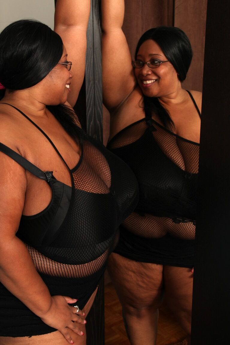 21P Morena BBW em lingerie preta Cotton Candi expondo seus enormes seios flácidos