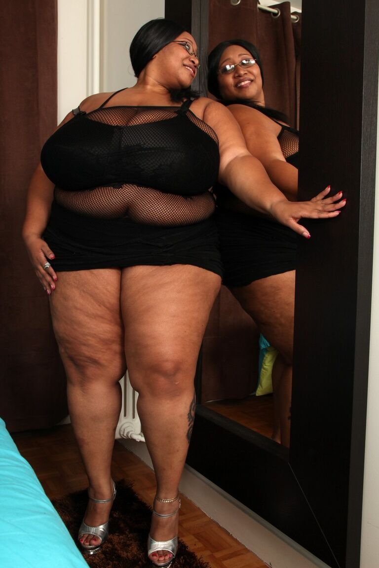 21P Morena BBW em lingerie preta Cotton Candi expondo seus enormes seios flácidos