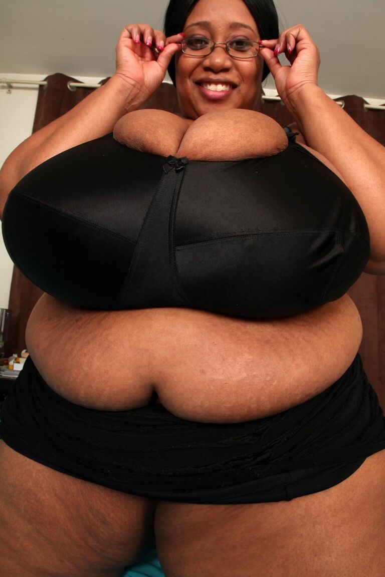 21P Morena BBW em lingerie preta Cotton Candi expondo seus enormes seios flácidos