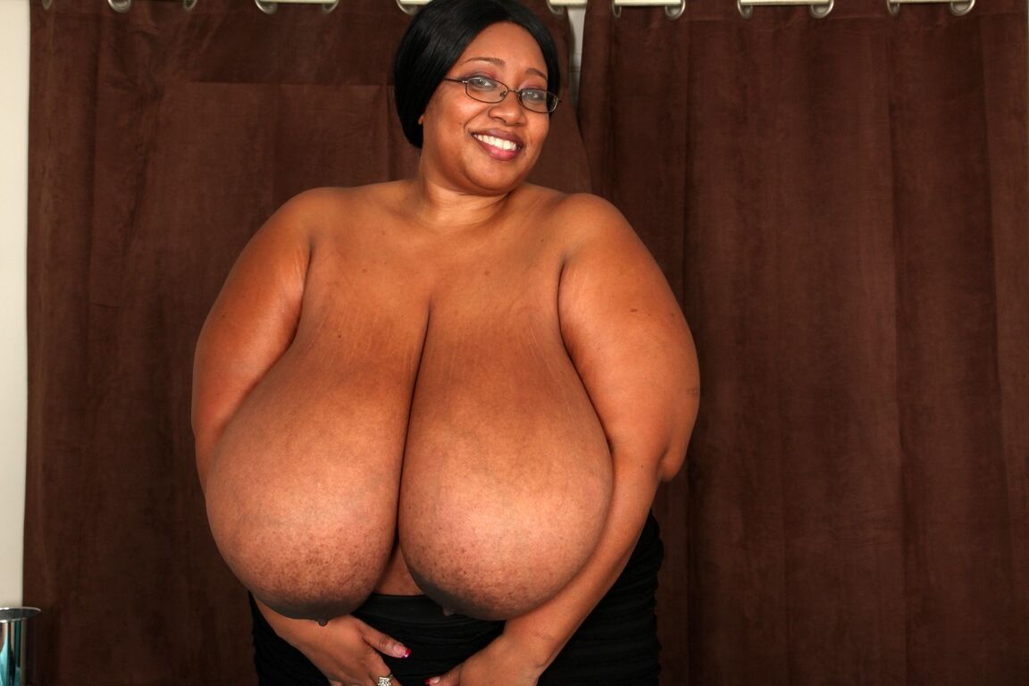 21P Morena BBW em lingerie preta Cotton Candi expondo seus enormes seios flácidos
