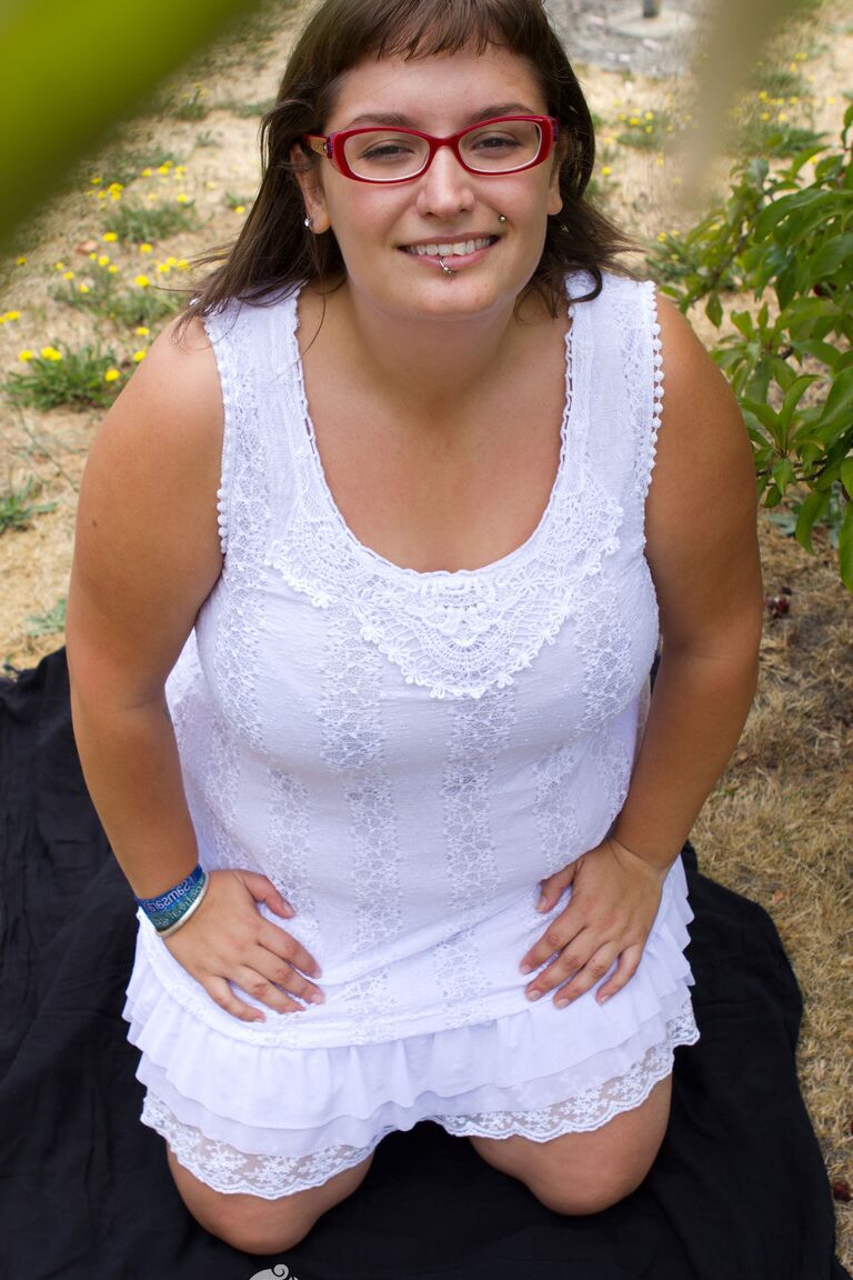 Die 15P dicke Amateurin Betty H enthüllt tolle Brüste, während sie sich im Freien auszieht