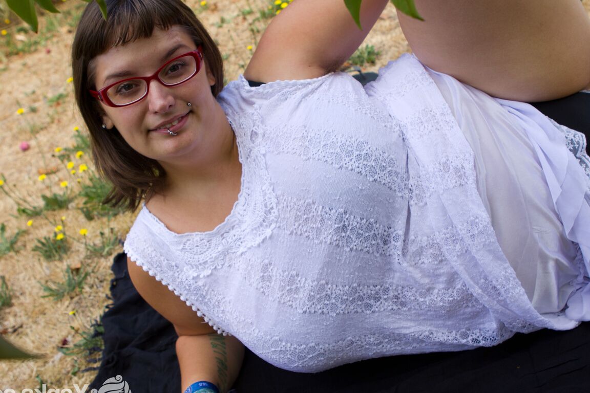 Die 15P dicke Amateurin Betty H enthüllt tolle Brüste, während sie sich im Freien auszieht