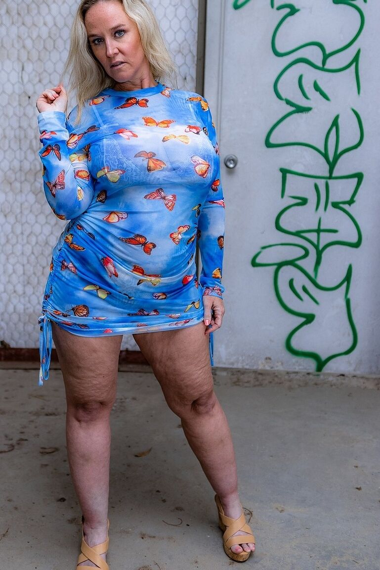 20P Chubby MILF Dee Siren perde o vestido azul e exibe sua bunda curvilínea