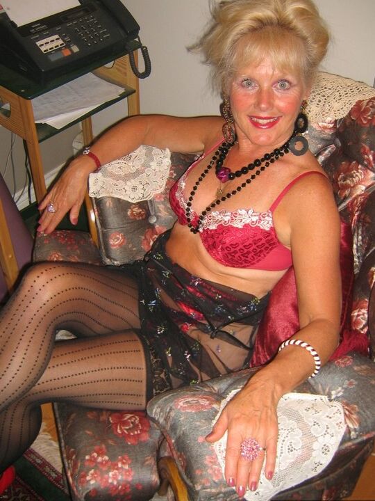 20P L'amatrice blonde Ruth va la chatte à la bouche tout en portant de la lingerie et des talons hauts