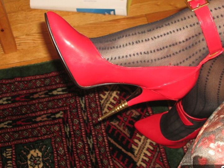 20P L'amatrice blonde Ruth va la chatte à la bouche tout en portant de la lingerie et des talons hauts