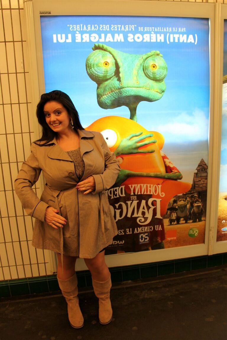 20P アリアナ・シン、自宅でジャグを見せる前に公の場で胸の谷間を誇示する