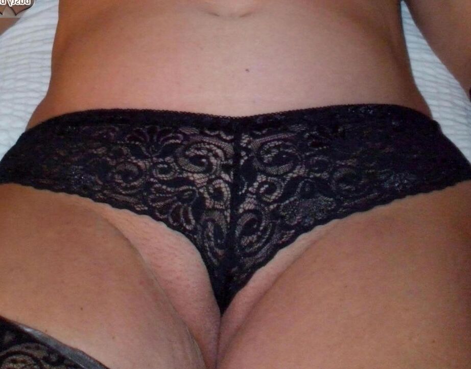 20P Busty Bliss, une femme mûre, affiche ses seins naturels dans des chaussettes et des bas.