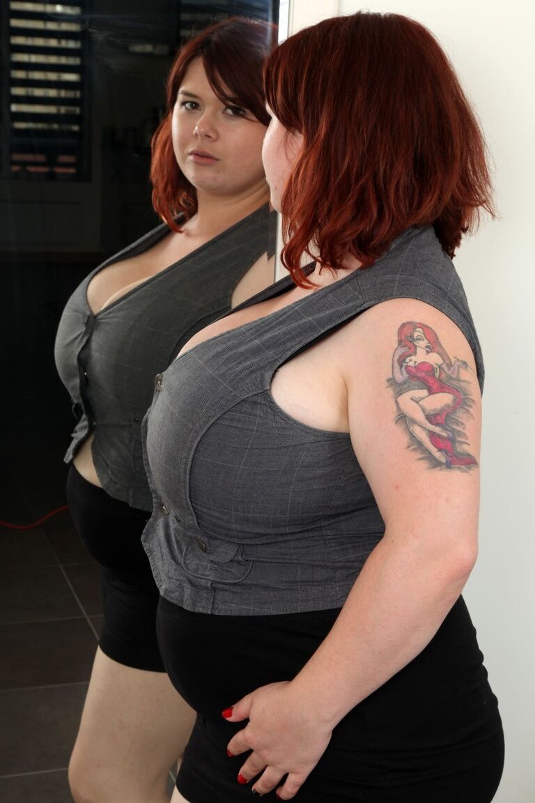 21P La BBW roumaine Roxanne Miller joue avec ses énormes seins naturels