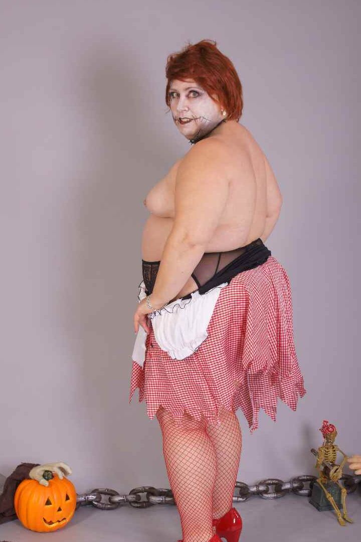 20P Redheaded BBW Lexie Cummings doffs cosplay wear to pose nude in mesh nylons
