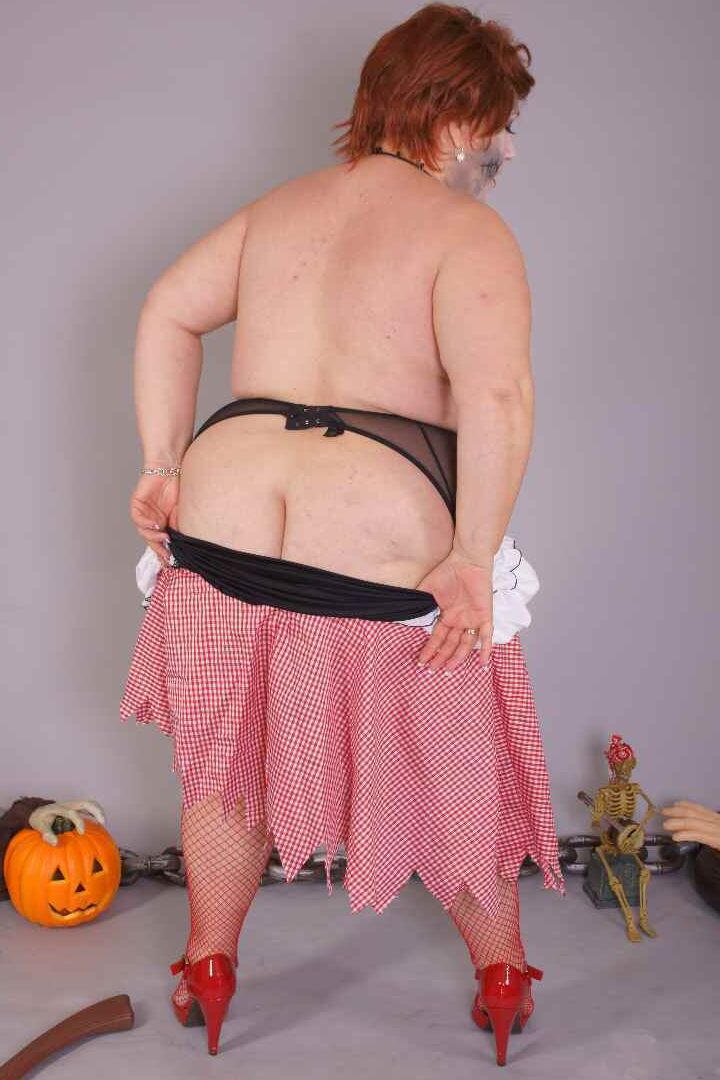 20P Redheaded BBW Lexie Cummings doffs cosplay wear to pose nude in mesh nylons