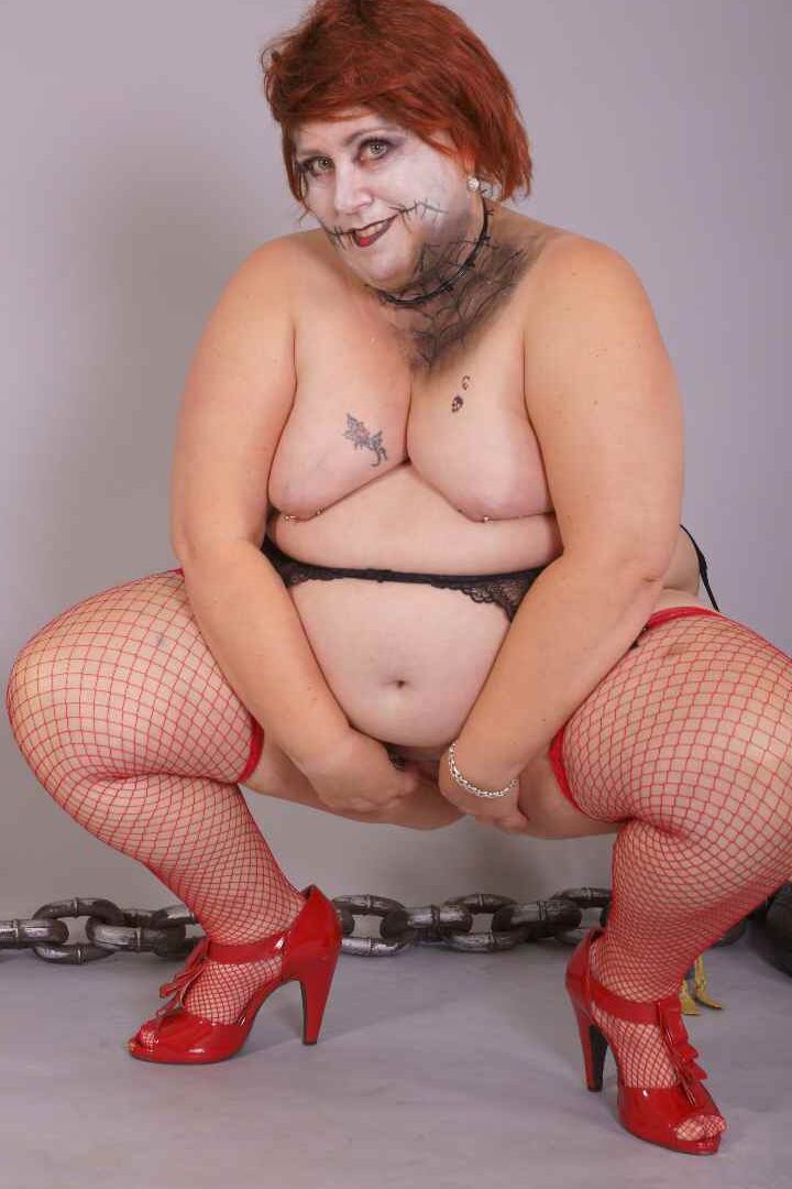 20P Redheaded BBW Lexie Cummings doffs cosplay wear to pose nude in mesh nylons