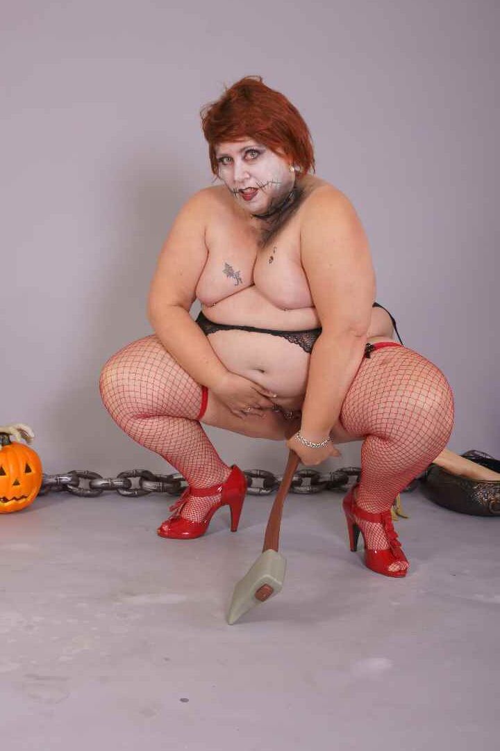 20P Redheaded BBW Lexie Cummings doffs cosplay wear to pose nude in mesh nylons