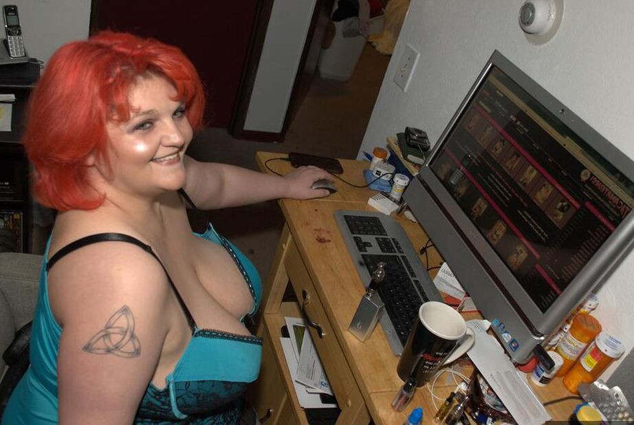 17P A ruiva BBW Black Widow AK brinca com os mamilos enquanto navega em um site pornô