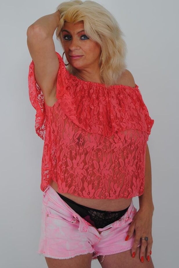 17P Rubia de más de 30 Dimonty descubre sus tetas naturales descalza