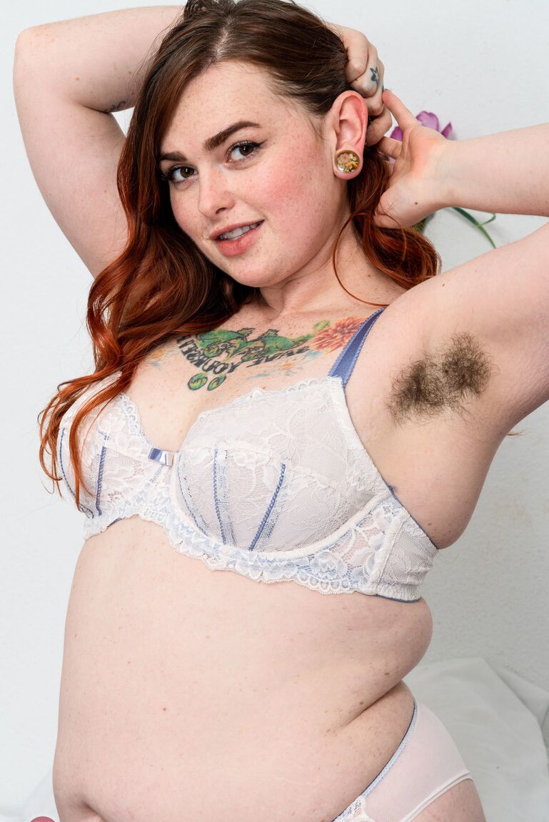 21P La gordita amateur Adora Bell mostrando sus axilas peludas