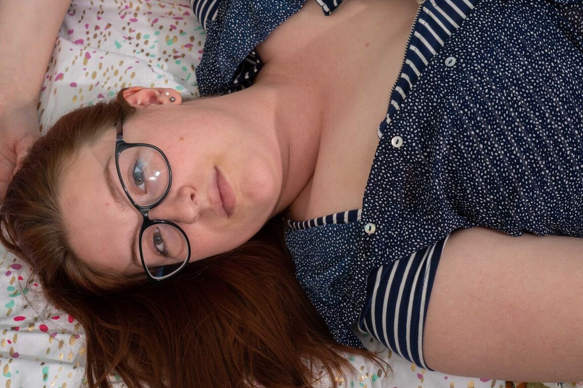 21P Breanna, une geek rousse et potelée, révèle ses énormes seins et joue avec son buisson