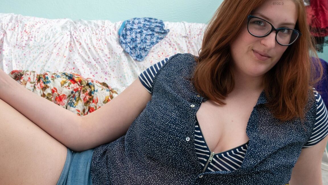 21P Breanna, une geek rousse et potelée, révèle ses énormes seins et joue avec son buisson