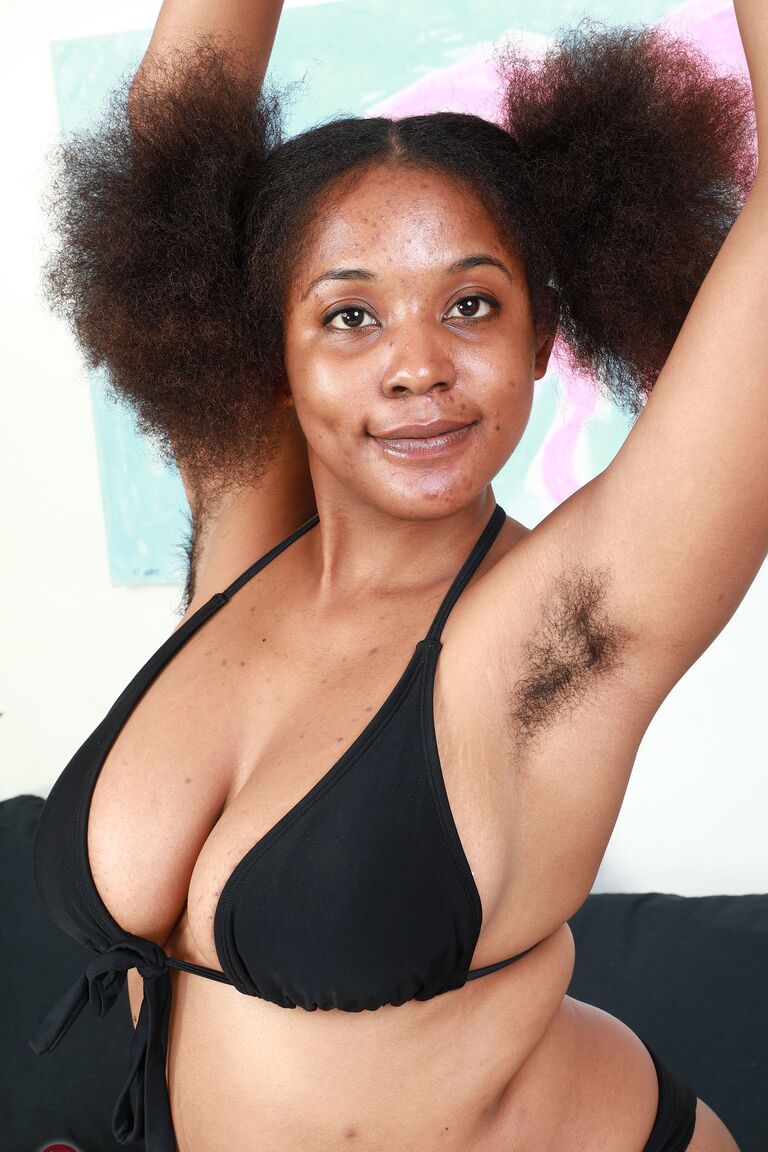 21P Panreece, une jeune potelée en ébène, dévoile ses gros seins.