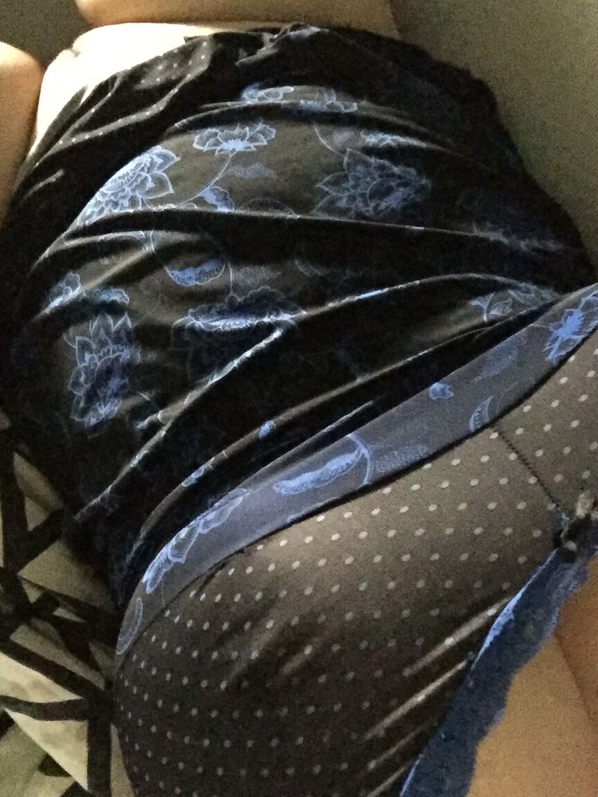 18P Sexy American BBW provocando seu decote e revelando seus peitos grandes