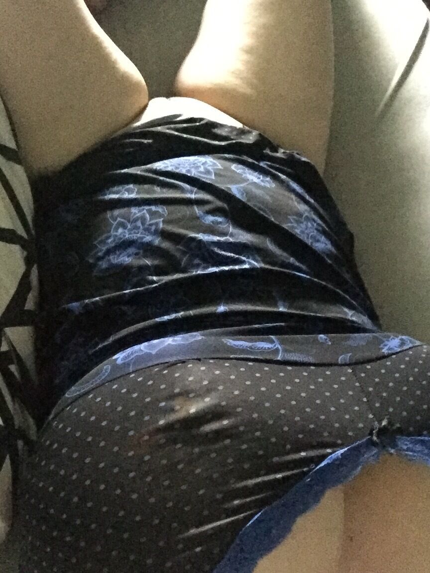 18P Sexy American BBW provocando seu decote e revelando seus peitos grandes