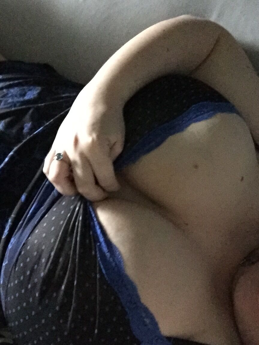 18P Sexy American BBW provocando seu decote e revelando seus peitos grandes