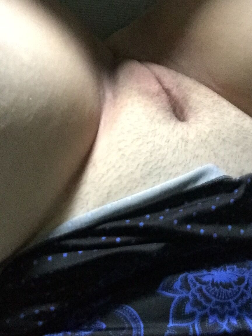 18P Sexy American BBW provocando seu decote e revelando seus peitos grandes