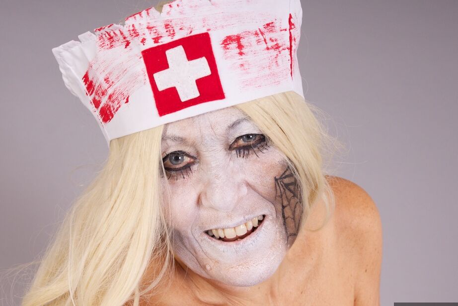 20P A velha loira amadora Savana remove o uniforme de enfermeira durante uma cena de cosplay