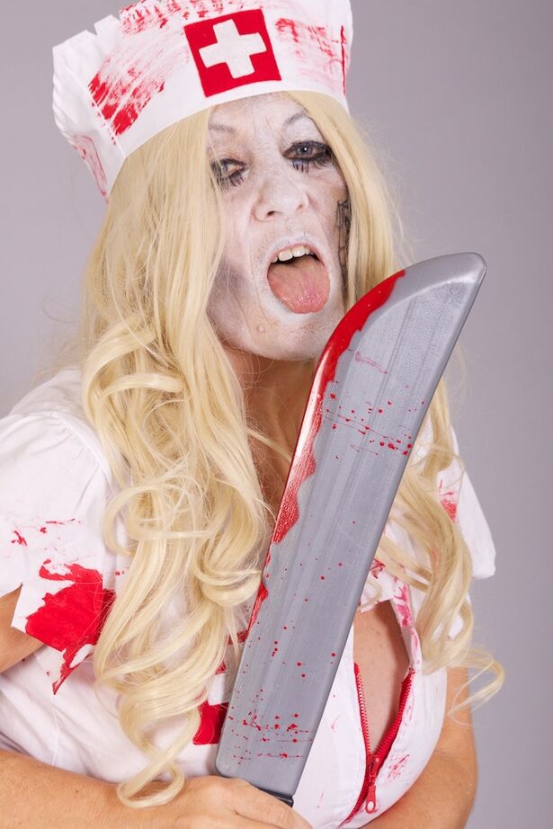 20P A velha loira amadora Savana remove o uniforme de enfermeira durante uma cena de cosplay