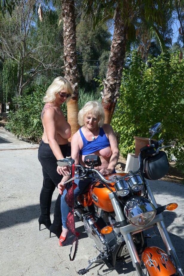 20P Lésbicas loiras mais velhas fazem topless ao ar livre em uma motocicleta