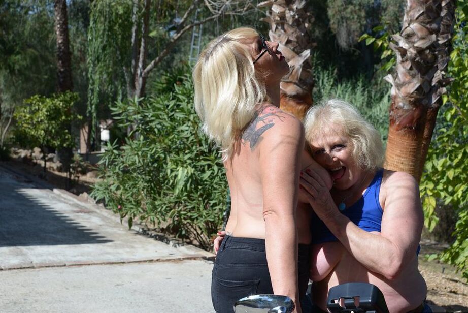 20P Lésbicas loiras mais velhas fazem topless ao ar livre em uma motocicleta