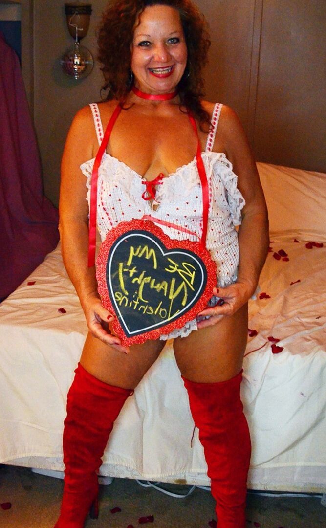 20P A mulher madura Debbie Delicious exibe seus seios flácidos com botas acima do joelho