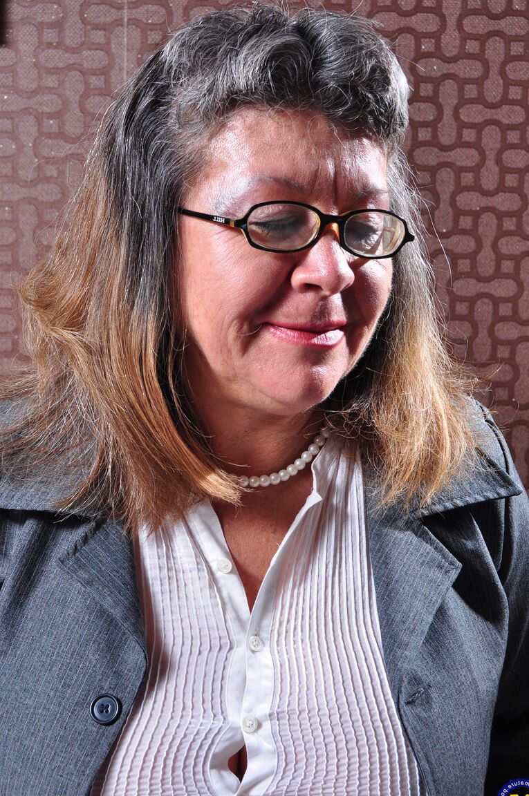21P Reife Frau mit Brille Brenda S präsentiert ihre großen schlaffen Brüste und masturbiert