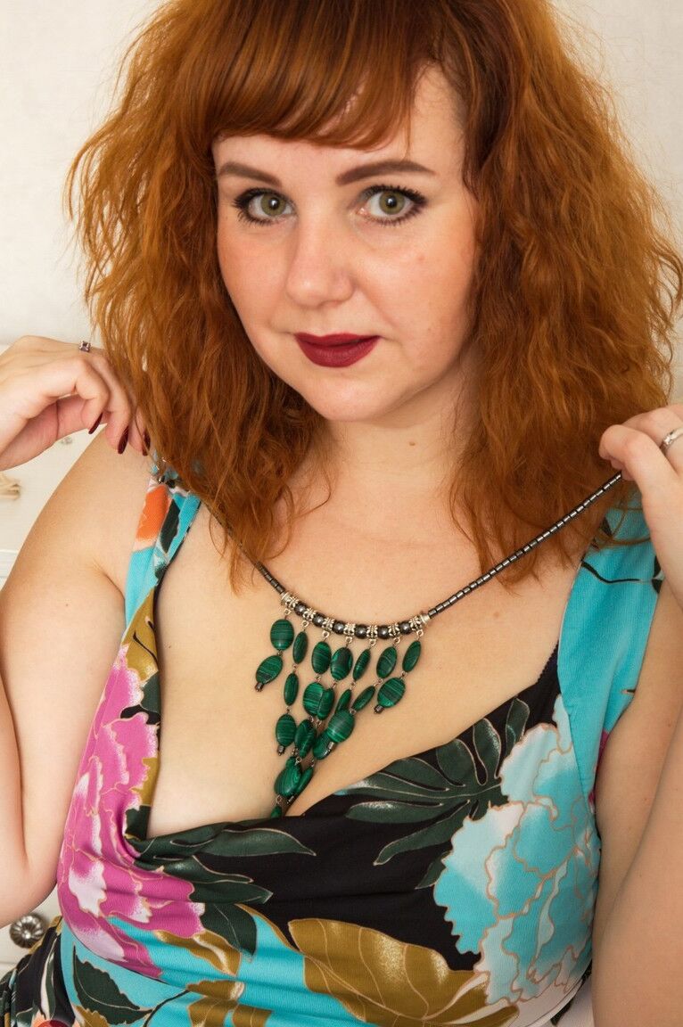 21P La BBW rousse Katrin Porto exhibe son énorme cul et son vagin poilu.