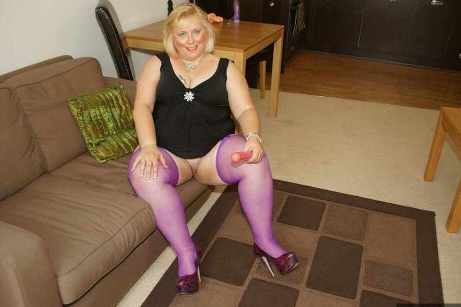 20P La grosse amatrice britannique Lexie Cummings se masturbe sur une causeuse en nylon violet