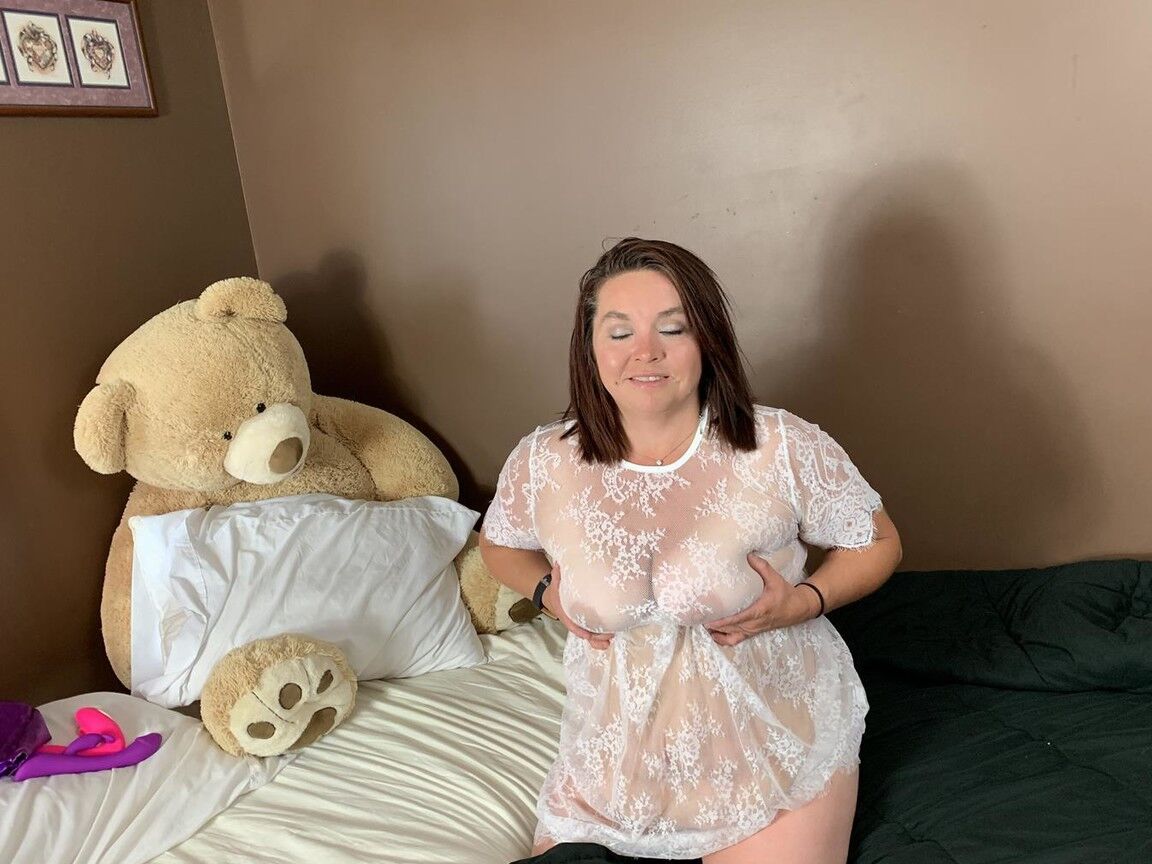 20P Grueso mayor amateur Sexy NE BBW consoladores su coño afeitado en una cama