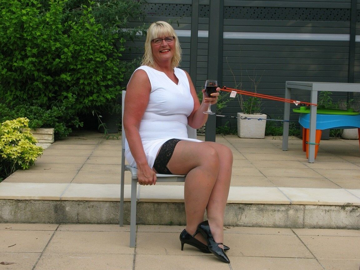 20P La BBW rubia mayor Chrissy Uk hace una mamada después de ir en topless en un jardín