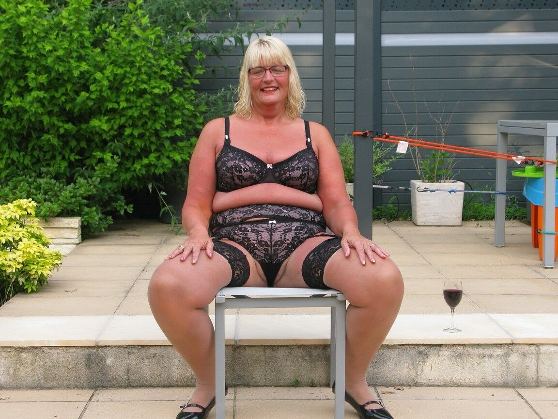 20P La BBW rubia mayor Chrissy Uk hace una mamada después de ir en topless en un jardín