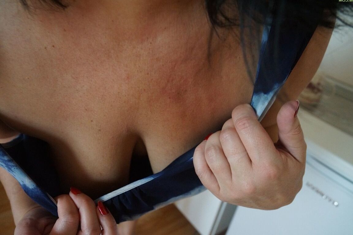 18P Ria Black, ama de casa mayor, se desnuda después de lavar los platos para meterse los dedos en el coño