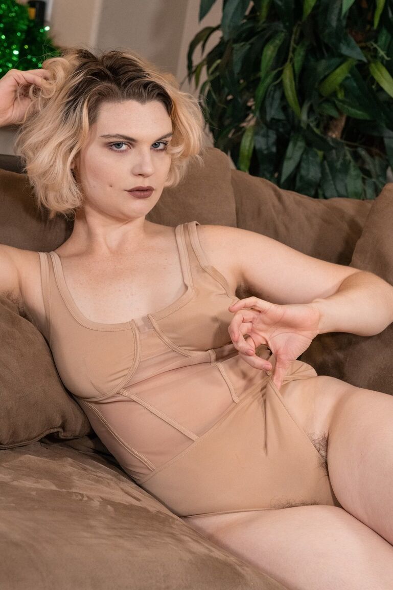 21P La rubia curvilínea Quinn Helix abre bien las piernas para mostrar su vagina peluda