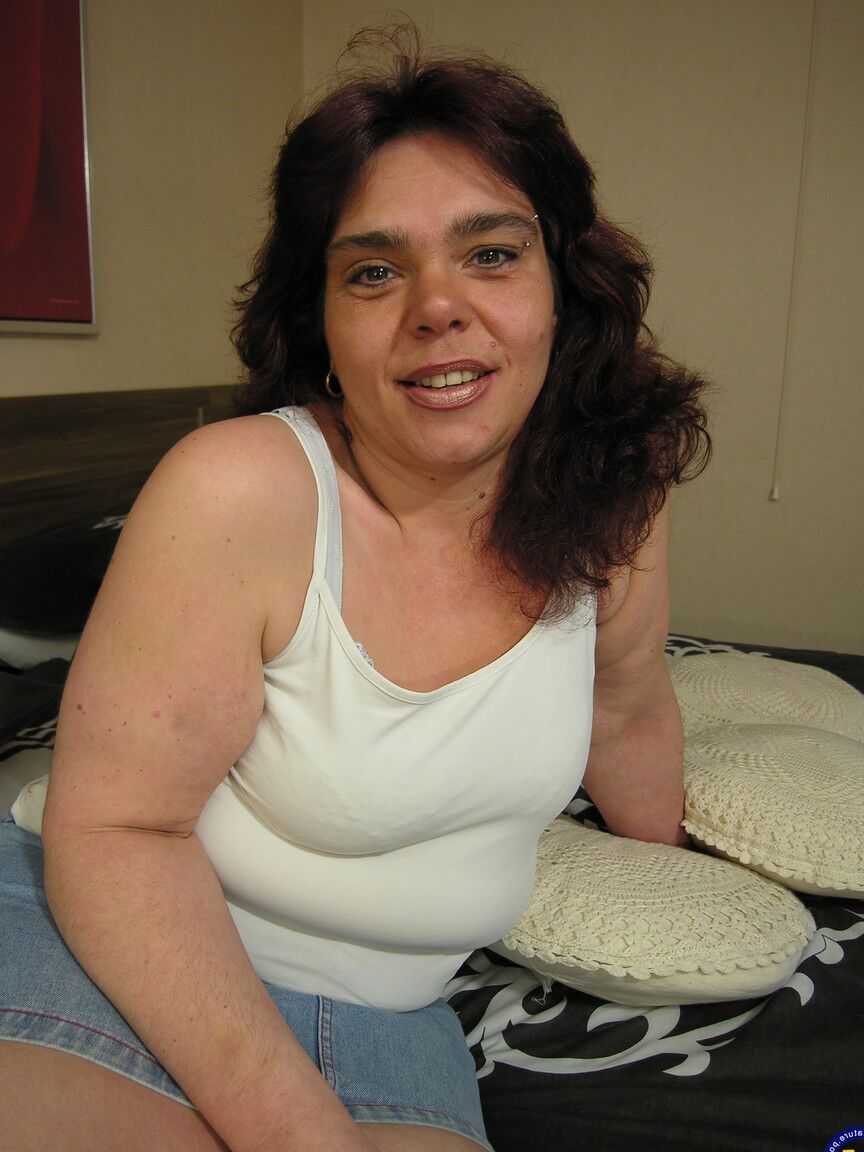 20P A mãe amadora Jasmina toca sua buceta e brinca com seu corpo gordo na cama