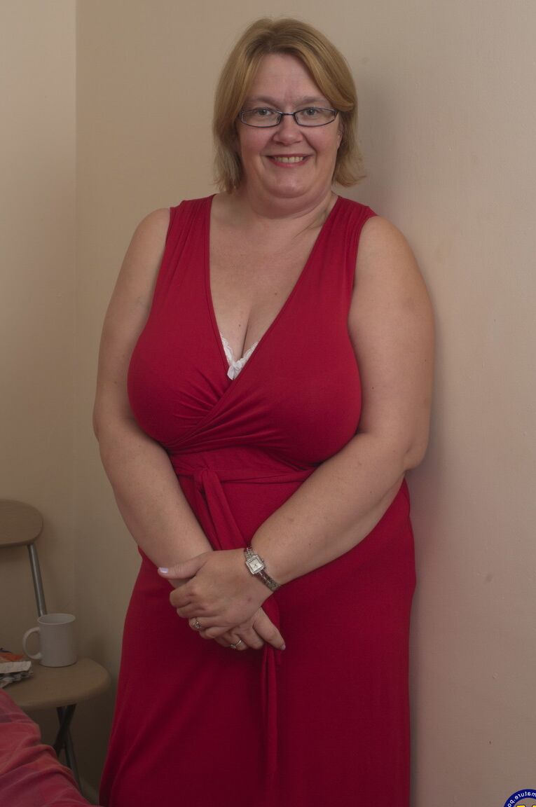 21P Mulher BBW de óculos Peituda GG chupa seus enormes naturais e brinca com sua buceta
