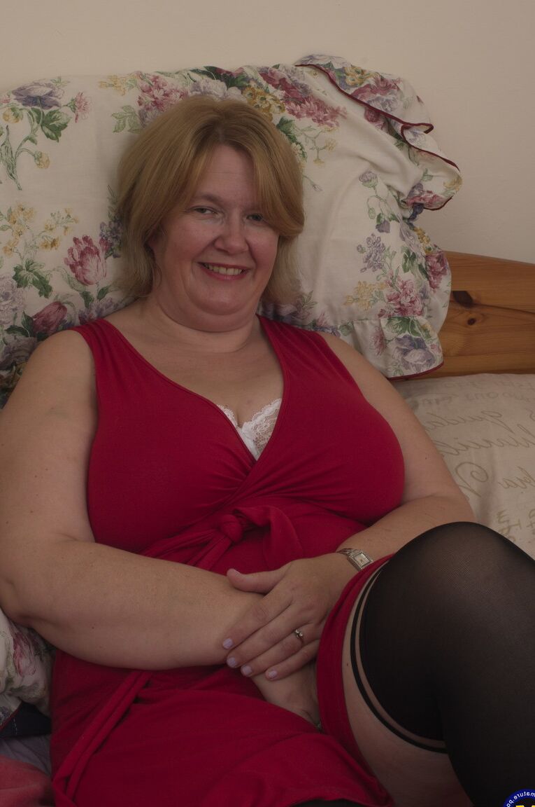 21P Mulher BBW de óculos Peituda GG chupa seus enormes naturais e brinca com sua buceta