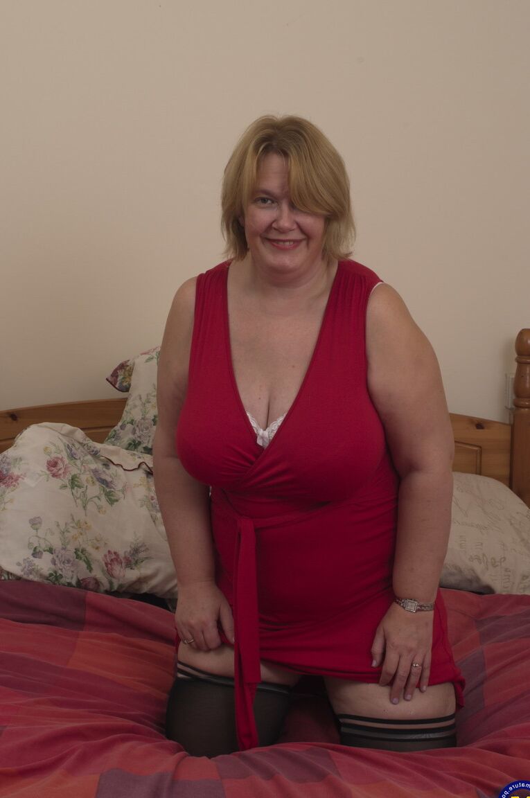 21P Mulher BBW de óculos Peituda GG chupa seus enormes naturais e brinca com sua buceta