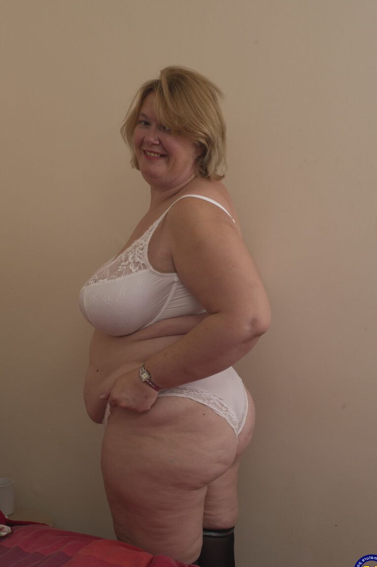 21P Mulher BBW de óculos Peituda GG chupa seus enormes naturais e brinca com sua buceta