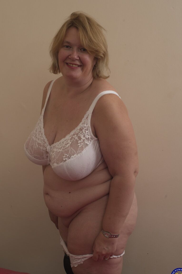 21P Mulher BBW de óculos Peituda GG chupa seus enormes naturais e brinca com sua buceta