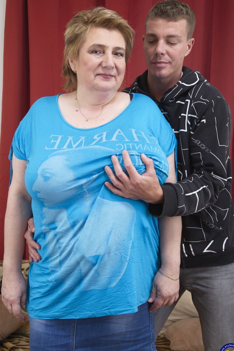 21P Mature BBW Mikaela M se fait vénérer ses seins